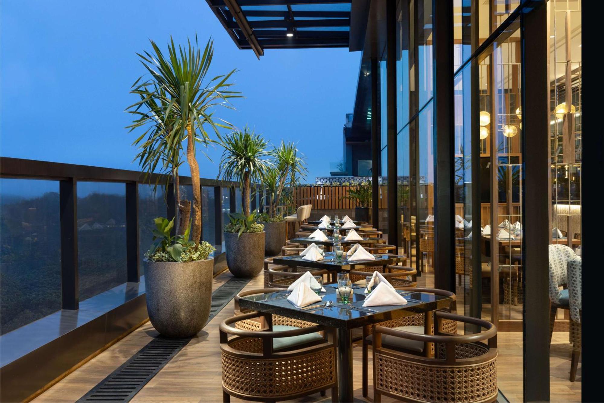 Doubletree By Hilton Jakarta Bintaro Jaya Serpong Exterior foto